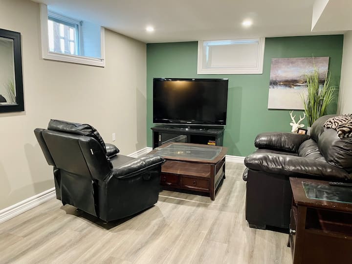 Spacious Private Basement Suite: Two Kings - Sault Ste. Marie
