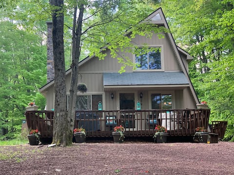 The H.S. Burrow - A Cozy Mid-Century Chalet
