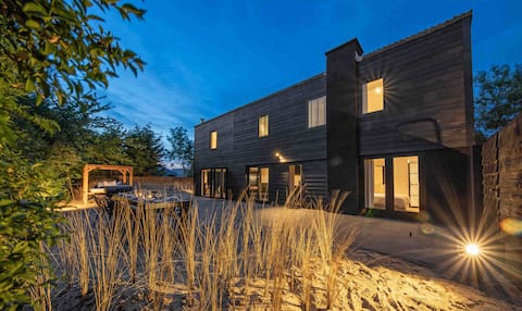 Successful Airbnb property: Luxurious 8-person beach garden Villa on Texel in De Cocksdorp