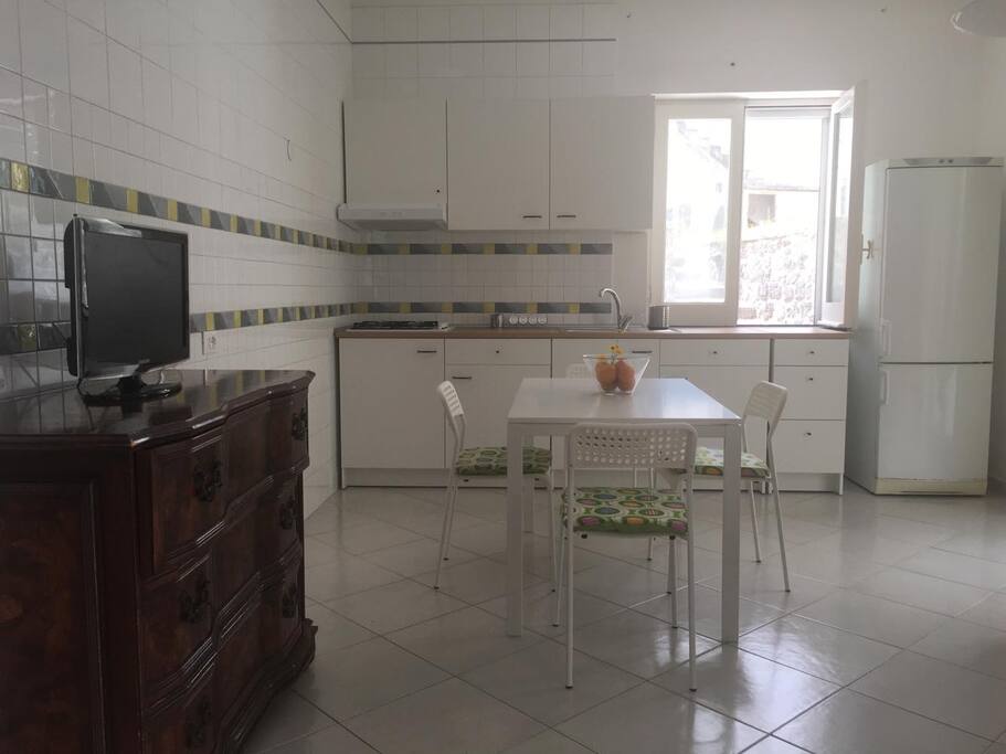 Cucina ampia , con divano .affaccia su terrazzo con barbecue