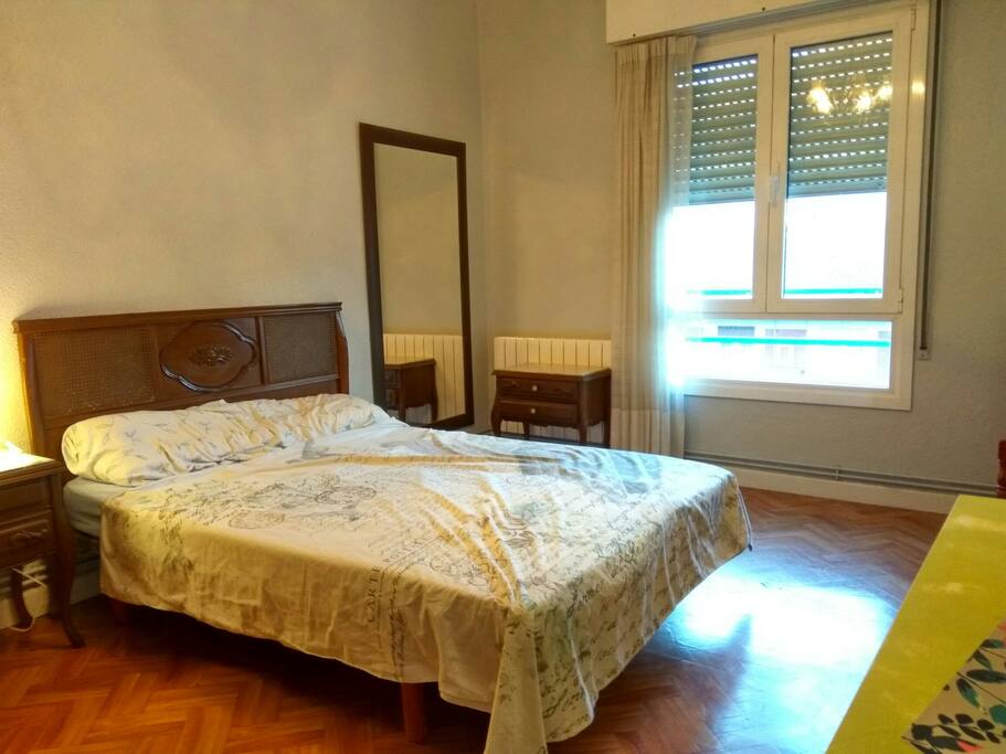 Cama de Matrimonio en habitacion grande