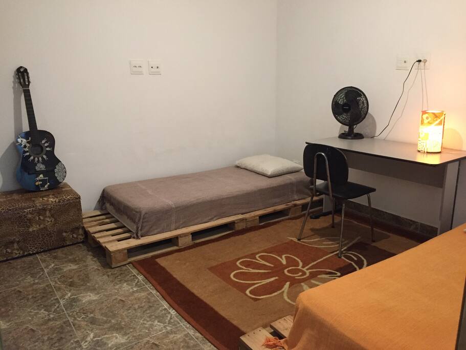Escrivaninha com abajur para não incomodar o amiguinho que quer dormir enquanto vc ler alguma coisa. Ventilador para melhor agradar e arejar o espaço.
O violão não acompanha mas posso emprestar para fazermos um som ;)