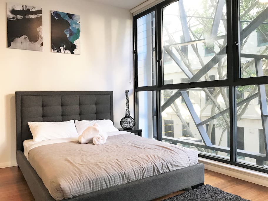 Bedroom 1 : Queen sized bed. Wrapped in glass!