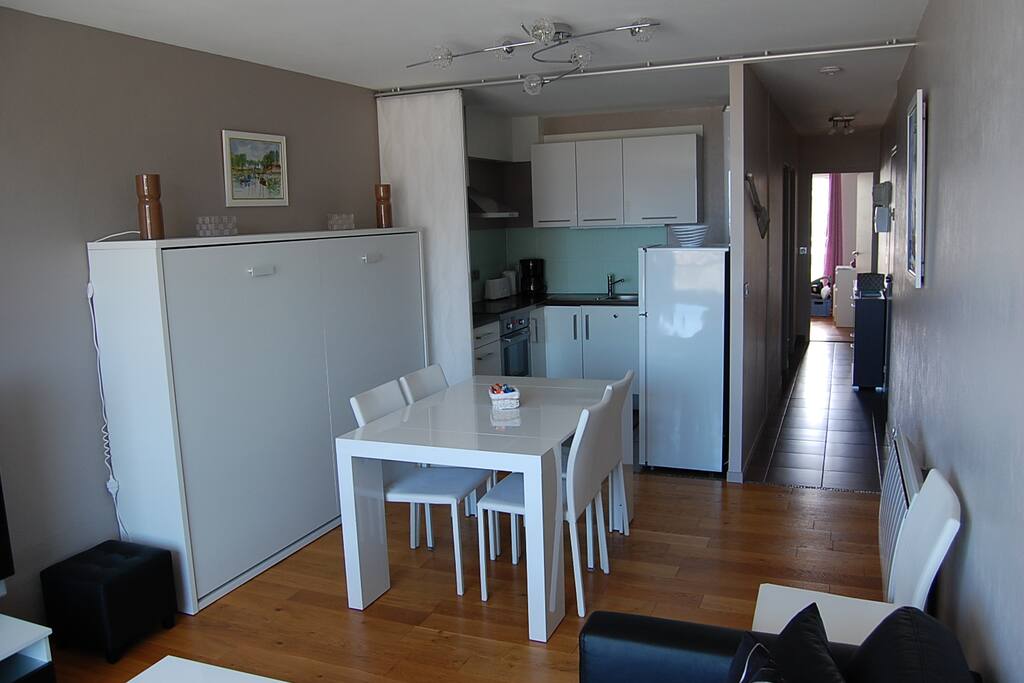 Pièce principale salle et salon avec cuisine ouverte
