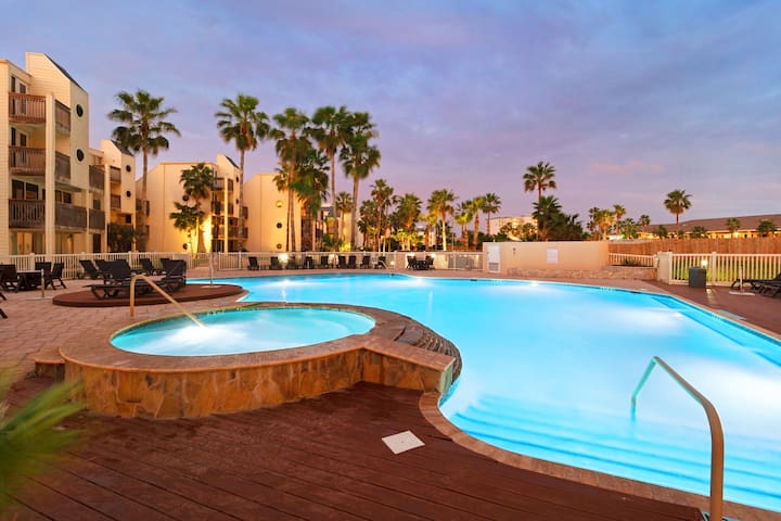 Spacious dog-friendly condo w/ shared pools and hot tubs!