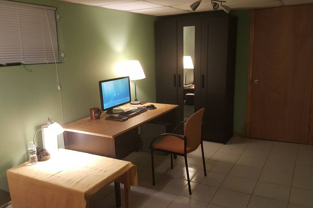 work desk & computer with guest access. bed room 1. ( green room) 50mbps.