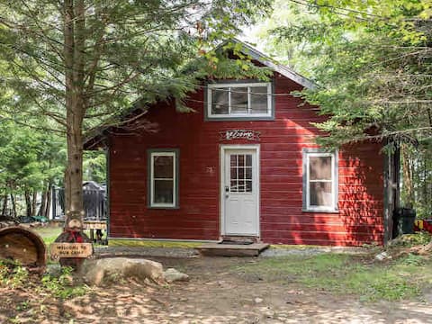 Cozy and Quiet Waterfront Cottage in Lincoln Maine
