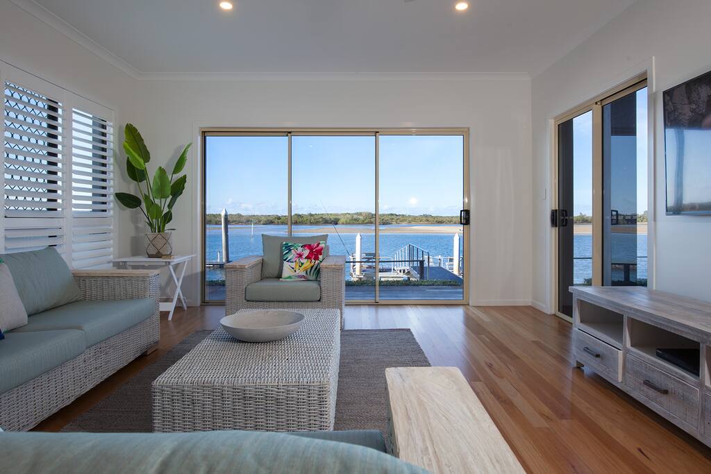 Riverside Holiday House - Prestige Holiday Homes
