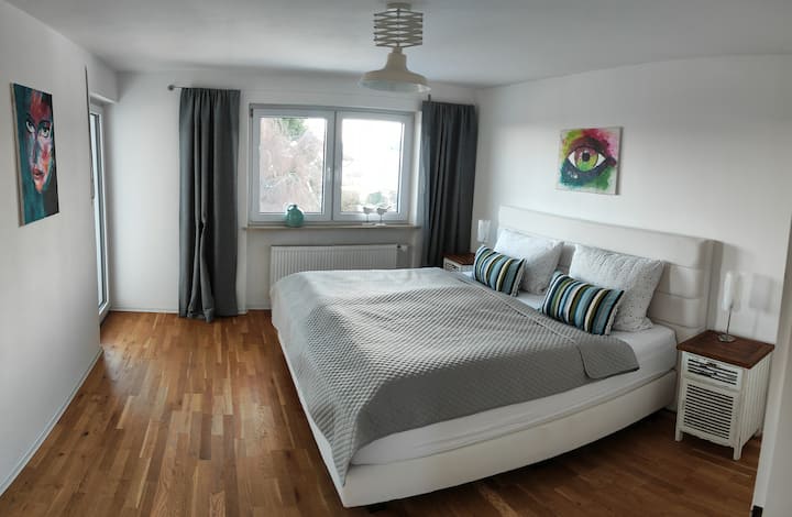 Camera da letto 1 con accesso al balcone e vista sulle montagne