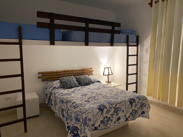 第二间客房配有一张双人床和一张半半床