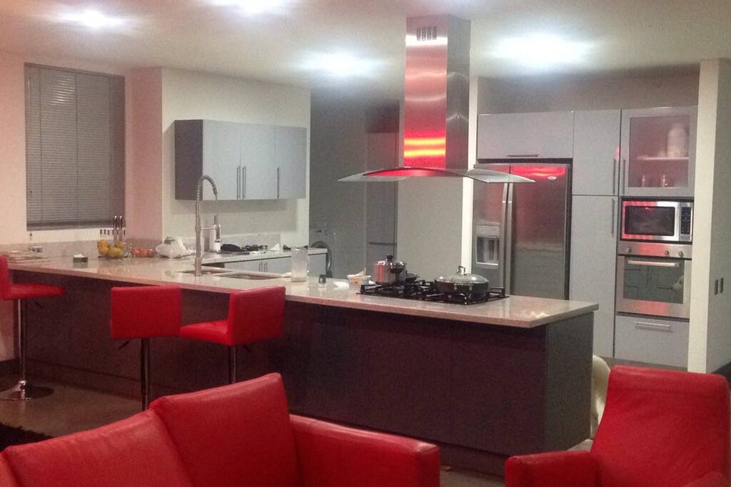 Cocina abierta a gas que se comunica con con el area social perfecta para compartir en familia y amigos. La cocina esta equipada por todos los elementos que necesitas en el día a día para organizar cualquier comida del día.