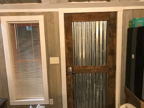 Popular Airbnb listing: Cabin / Cottage in Franklin, The Rusty Nail in Franklin