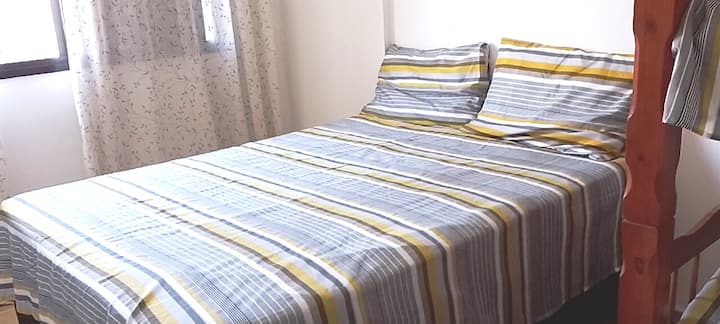 غرفة تضم سريرًا مزدوجًا وسريرًا مزدوجًا 