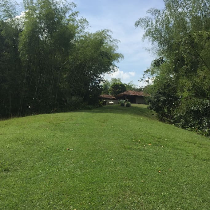 Vista de la casa desde la piscina y el juego de bádminton ...
