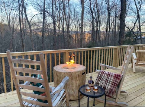 Hot Tub, Fire Pit, Two Decks. Winery next door!