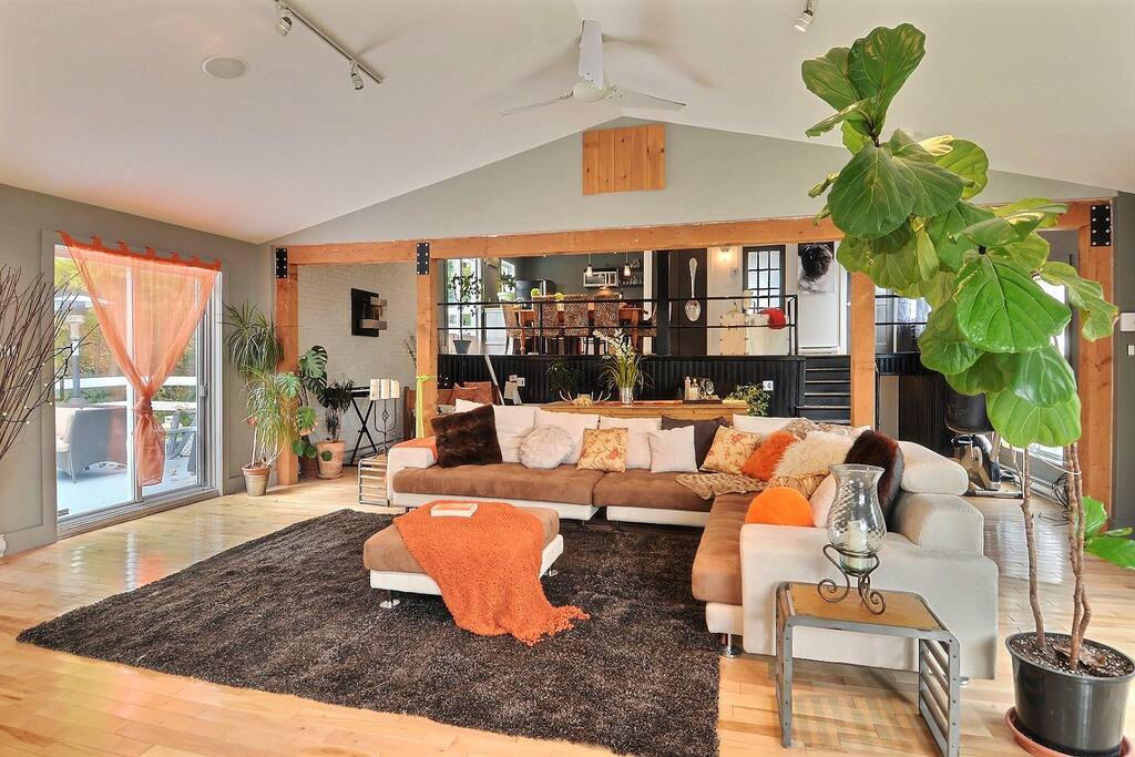 Maison à aire ouverte. Salon donne accès à grande terrasse.
