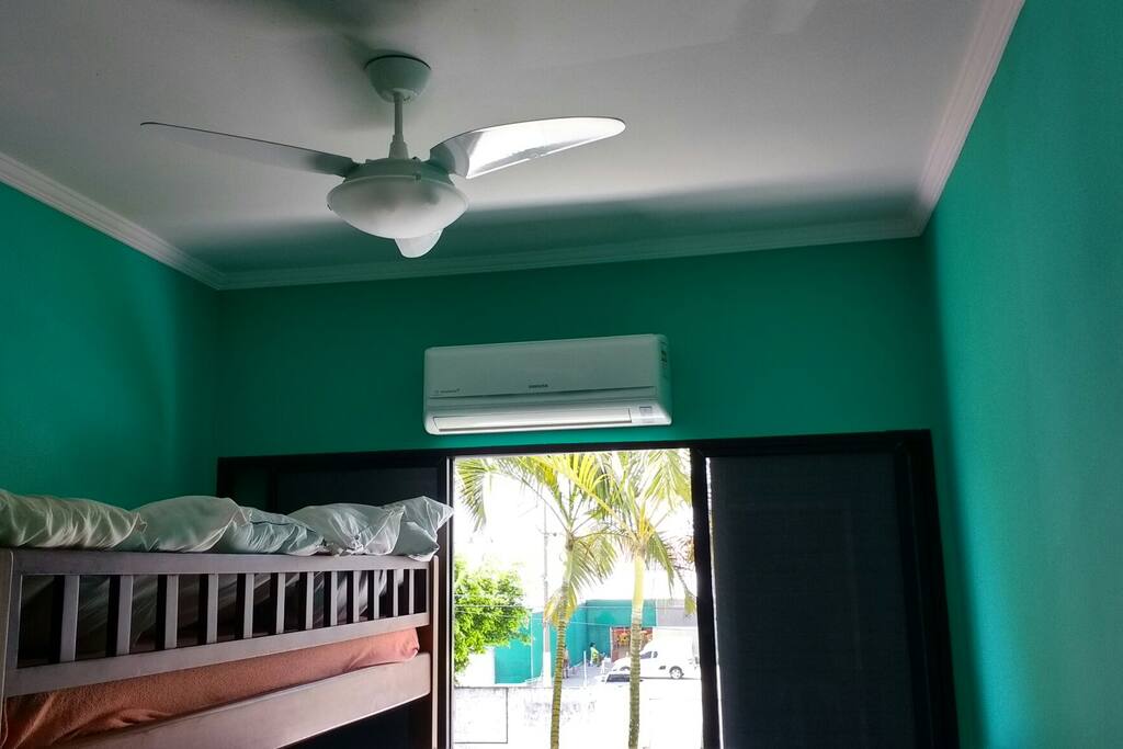 quarto com ar condicionado e ventilador