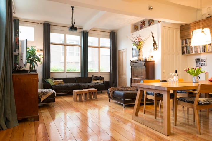 Center, 2 storey cornerhouse, 4 BR, Canalview!