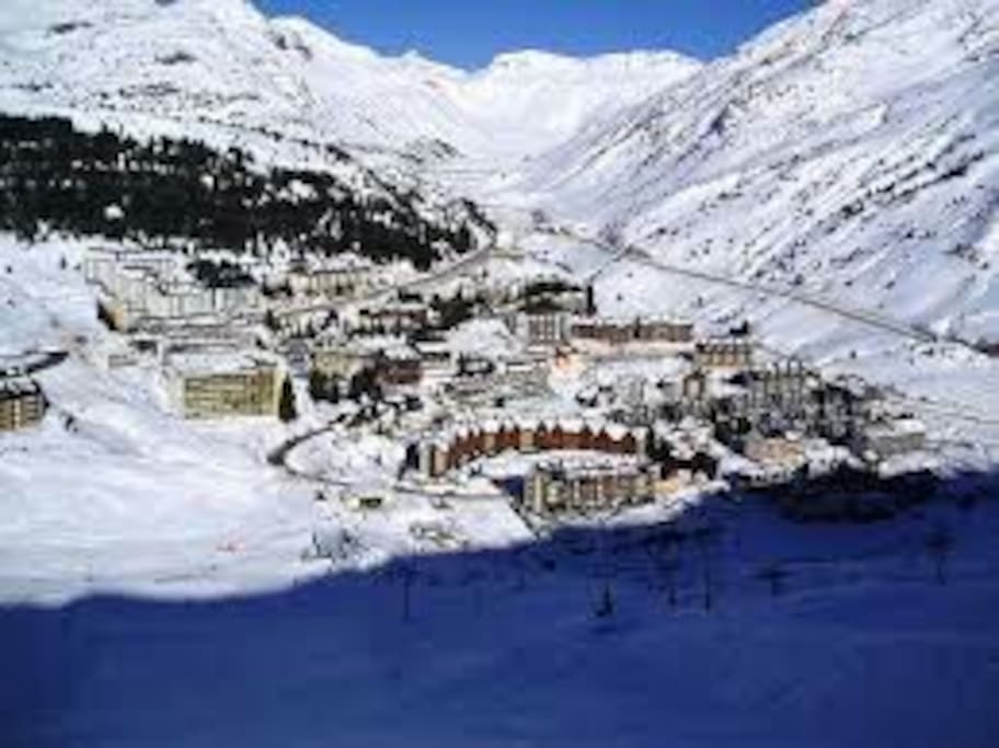 Candanchu desde las pistas.