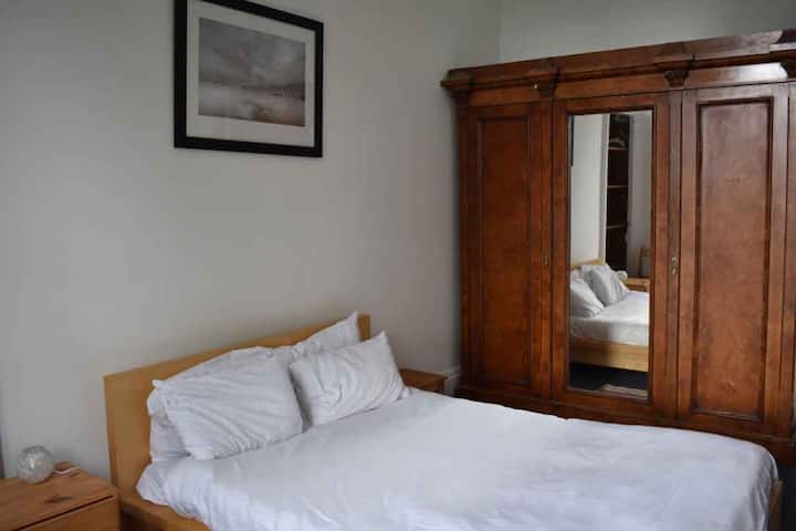 Спалня1 с изглед към античен гардероб