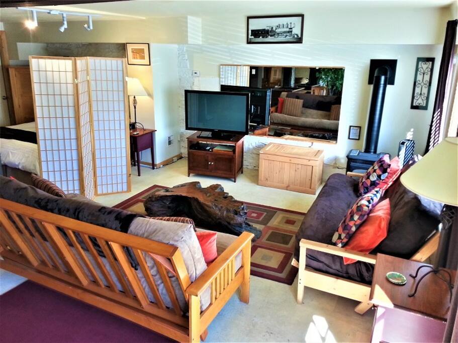 42 in LED TV, cable Wifi and DVD player with small video library, gas stove and 2 futons!