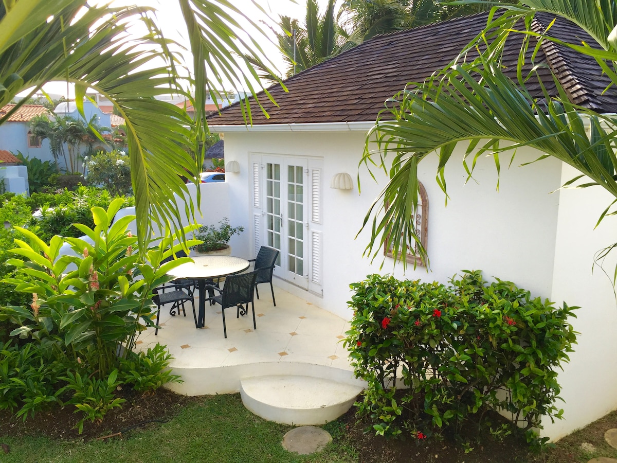 Nyumba ya shambani, yenye bafu la marumaru, feni, friji na birika. Iko hatua sita kutoka kwenye nyumba kuu.  Karibu na kuna embe na miti ya nazi ambayo unakaribishwa kuwaomba wakulima wakuchague. Tunapenda maziwa ya nazi safi ya iced  