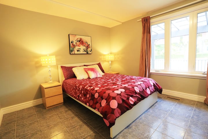 Dhomë gjumi master me dritare të madhe