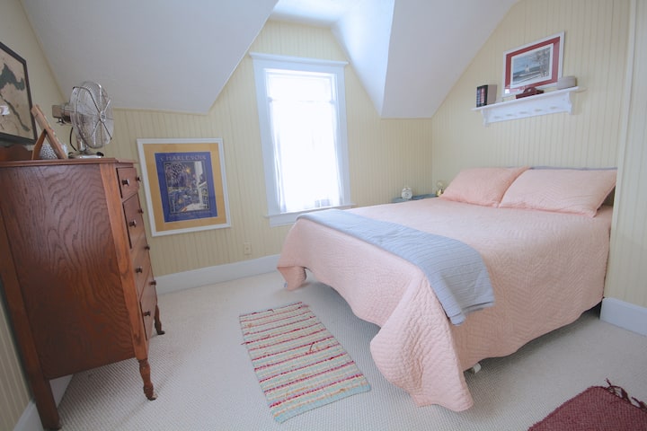 Quarto #3, uma cama Queen.