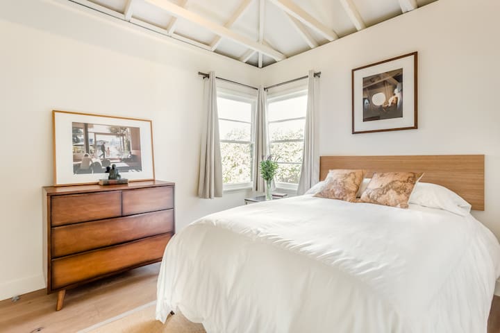 Quintessential Venice Beach Bungalow with Beautiful Yard gallery image 4