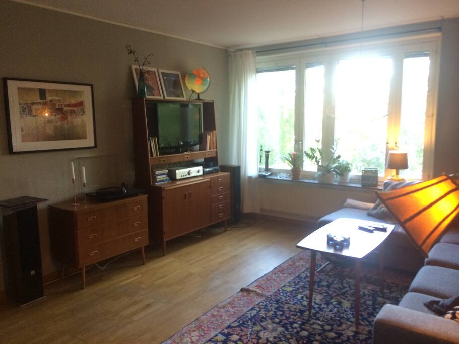 Rymligt vardagsrum med härligt ljusinsläpp.