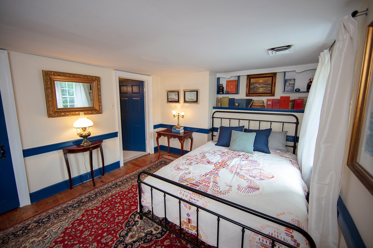 Тази стая има много снимки на кораба и собствена баня.