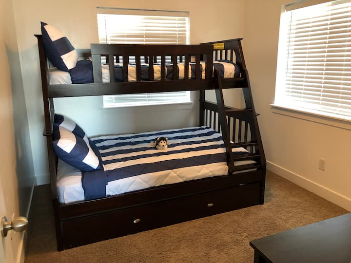 Пълно легло с две единични легла отгоре и издърпайте две единични легла отдолу