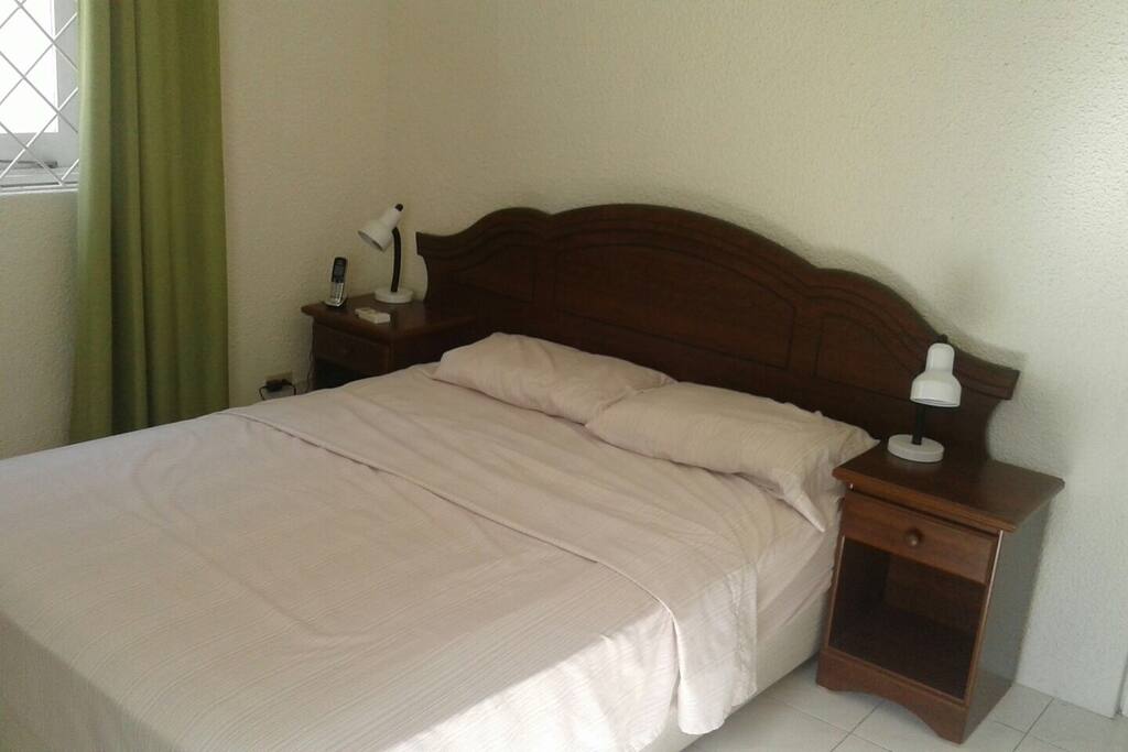 Bedroom, Queen bed