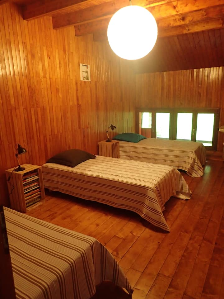 Соба со 3 кревета која може да се измени во 1 брачен кревет + 1 единечен кревет