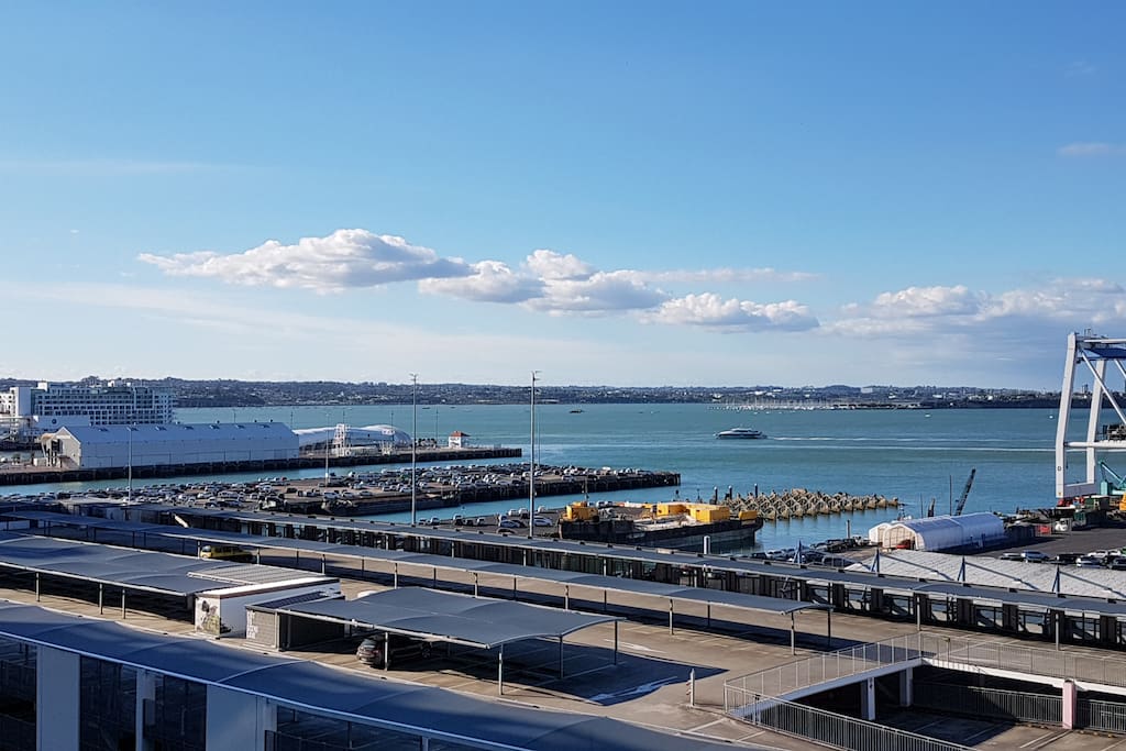 The Auckland harbour towards the bridge