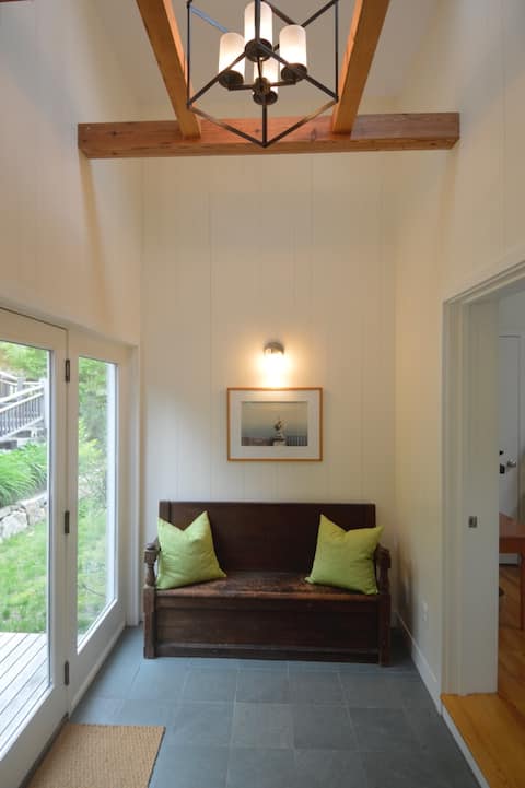Popular Airbnb listing: Well-Appointed 3 Bedrm 4 Bathrm w/ 50+ 5* Reviews in Vineyard Haven