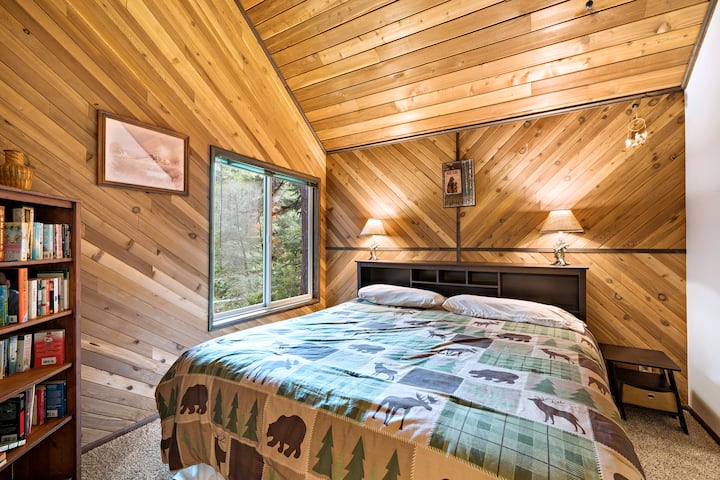 ห้องเตียงคิงไซส์ริมแม่น้ำของบ้าน