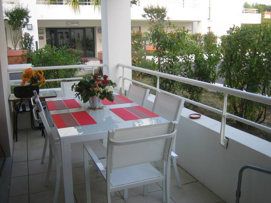terrasse avec table repas & barbecue