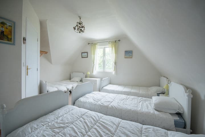 חדר "המעונות" ו -4 המיטות שלו.