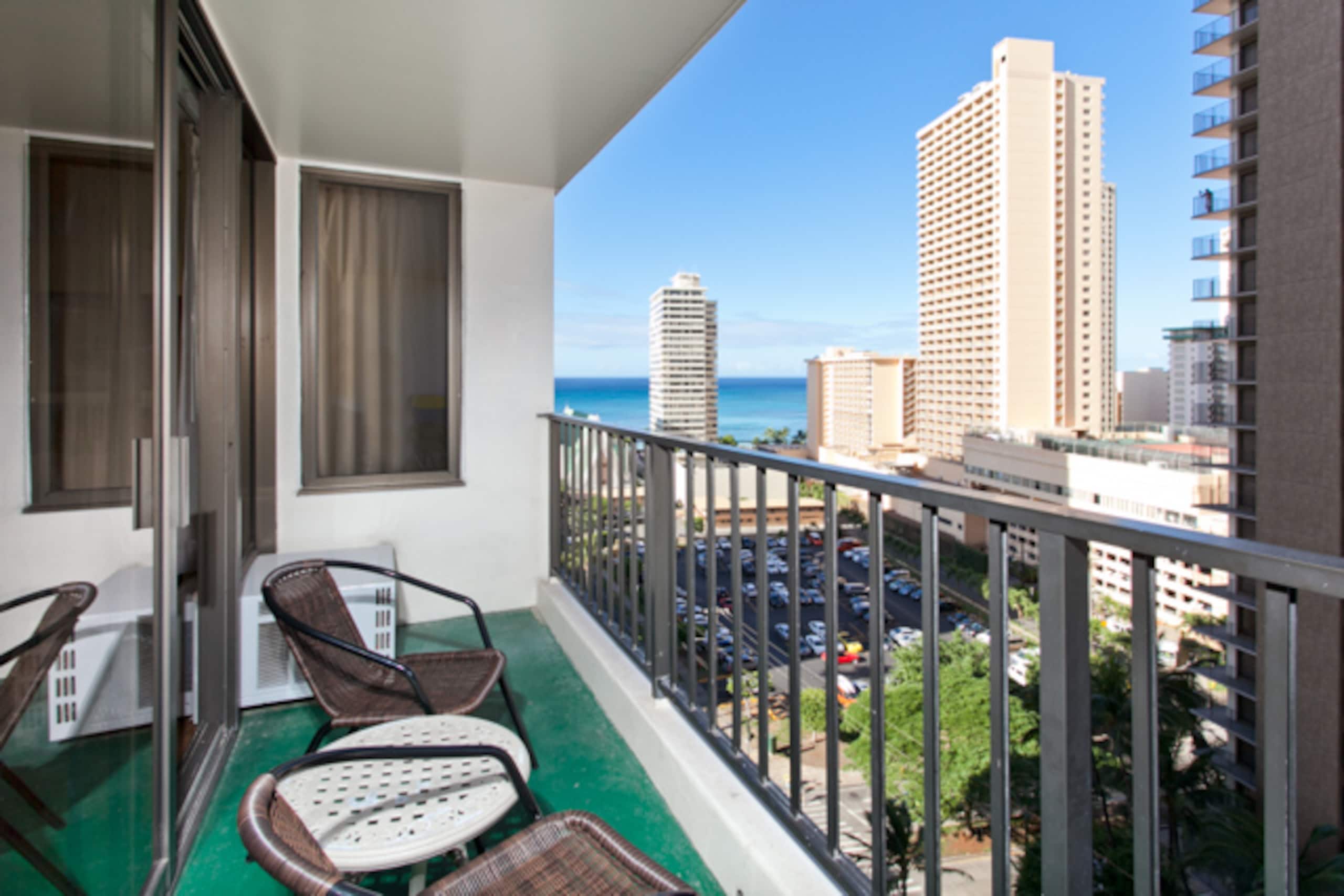 Condo in Honolulu · ★4.55 · 1 bedroom · 2 beds · 1 bath - Image 9
