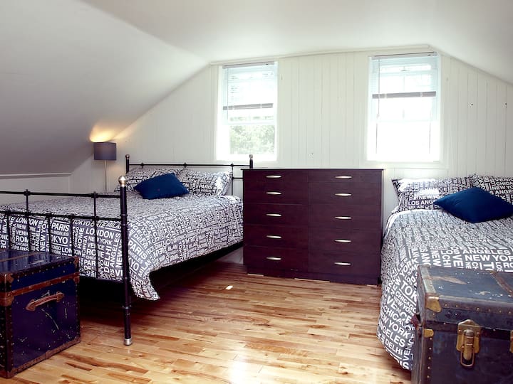 Deuxième chambre: un lit double et un lit queen. Matelas neufs, literie fournie.