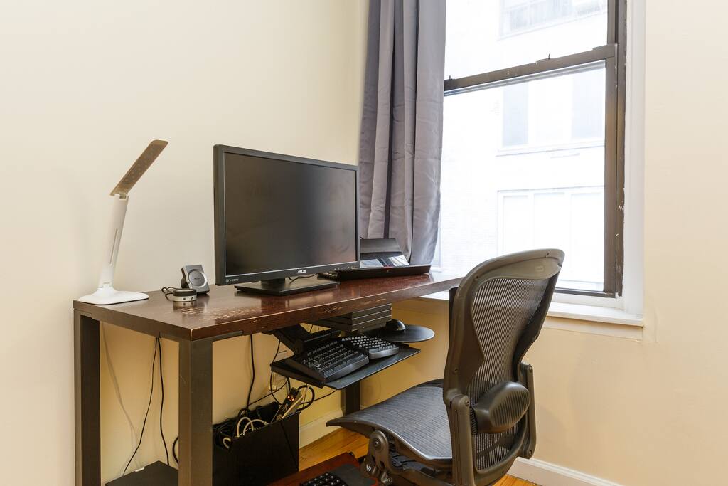 workstation with herman miller chair