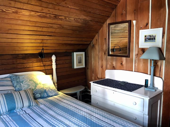 Dormitorio en el segundo piso con cama doble y aire acondicionado.