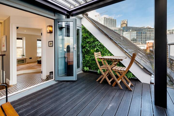 Penthouse. Liverpool St. Zone 1. Roof Terrace & AC gallery image 3