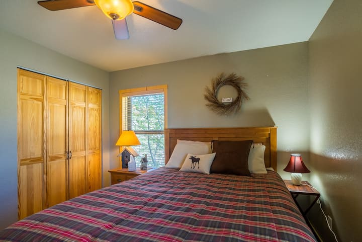 Le soleil de l'après-midi vous accueille après une longue journée sur les sentiers. Placard avec cintres et porte-bagages.  (Chambre #2 - niveau principal)
