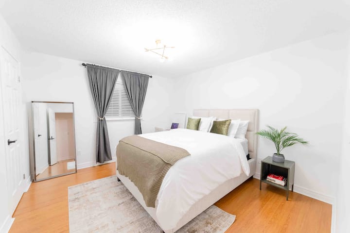 Მე-4 საძინებელში შედის საწოლი 152 × 203 სმ, სასწავლო მაგიდა და სრული სიგრძის სარკე. 