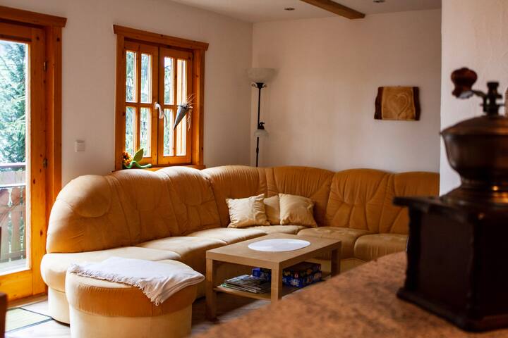 客厅配有大沙发，非常舒适。