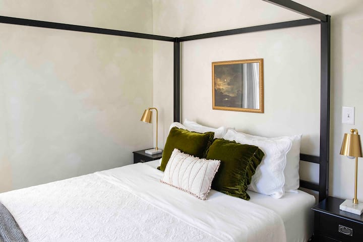 Spálňa na druhom poschodí s manželskou posteľou