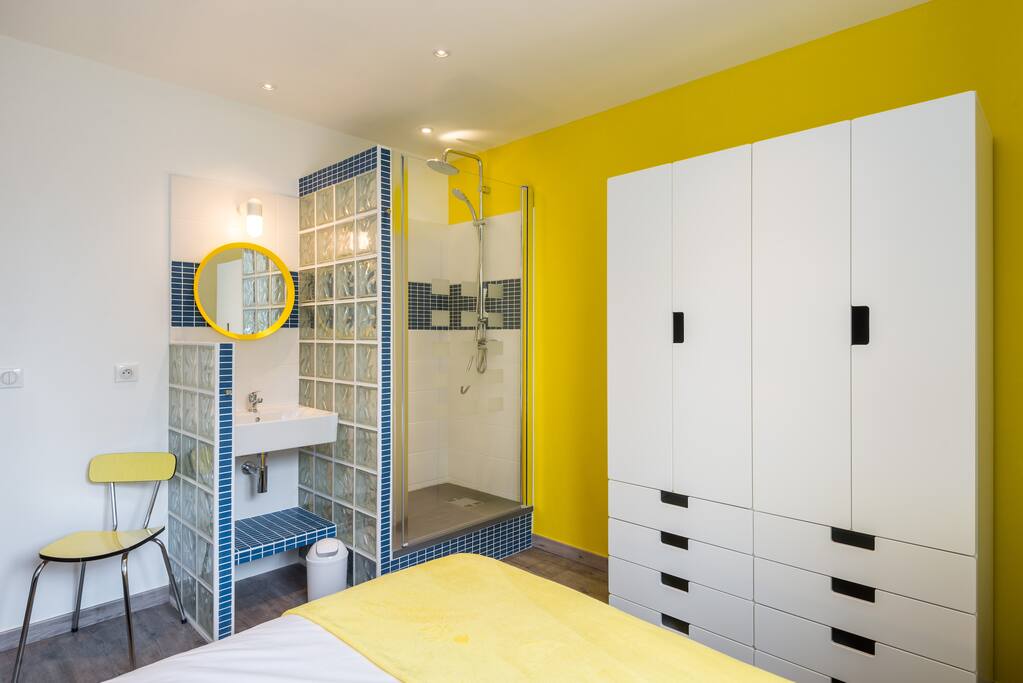 salle d'eau dans la premiere chambre