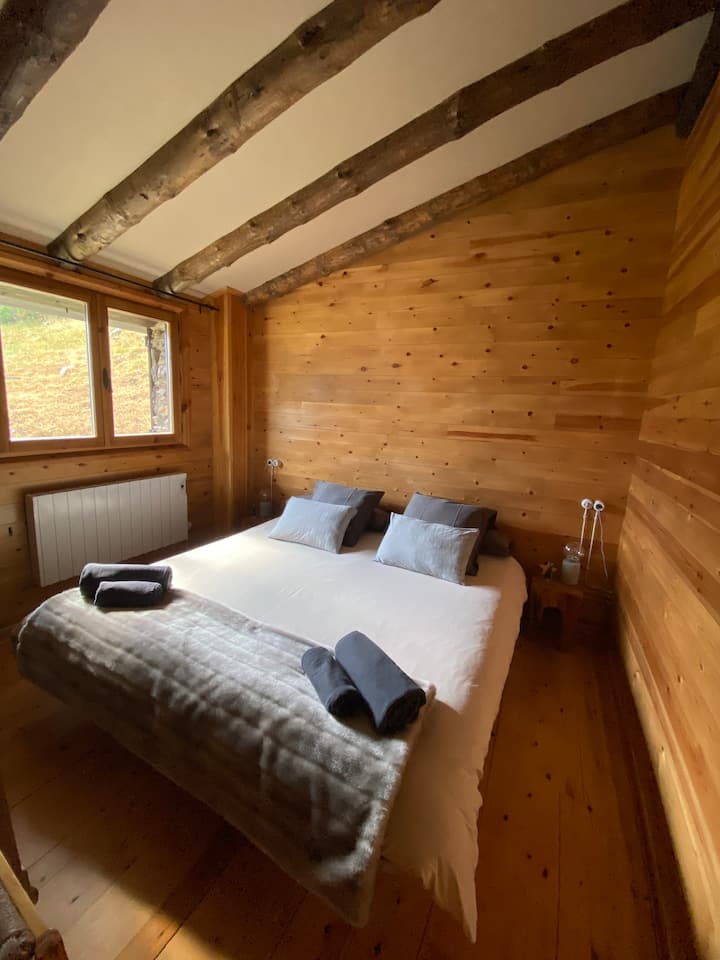 Спална соба 1 брачен кревет (широк 125 - 149 см)